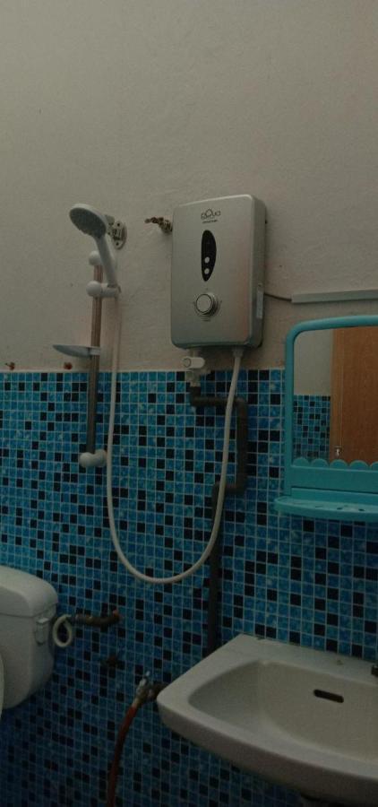 Baiti Homestay Gambang Exteriör bild