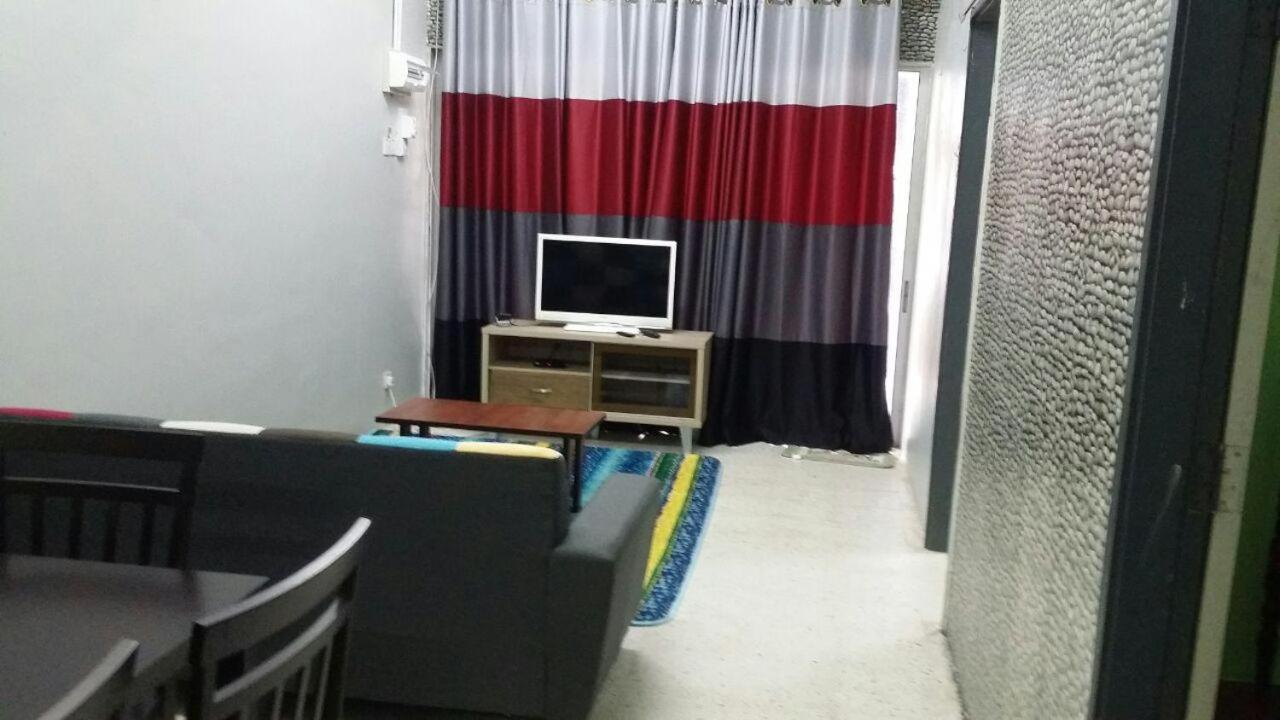 Baiti Homestay Gambang Exteriör bild